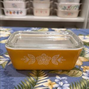 Pyrex butterfly gold 502 with Lid